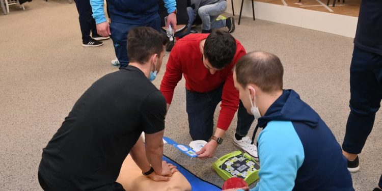 U prostorijama HNK Rijeka održan tečaj osnovnog održavanja života: “znanje i defibrilator spašavaju živote”