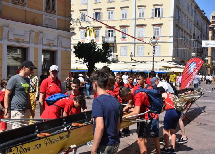 Čamac veslačkog osmerca košta 40 tisuća eura, a zbog veličine uvijek se prevozi u dva dijela
