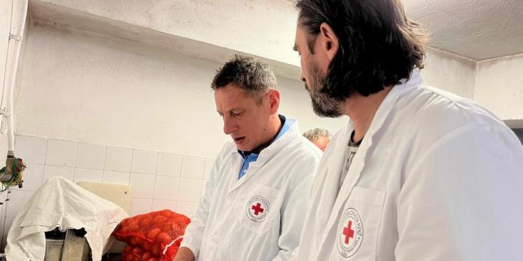Održan drugi krug humanitarnog projekta “Danas, za vas”: Mirza Džomba rezao kapulu, Alvaro Načinović mrkvu