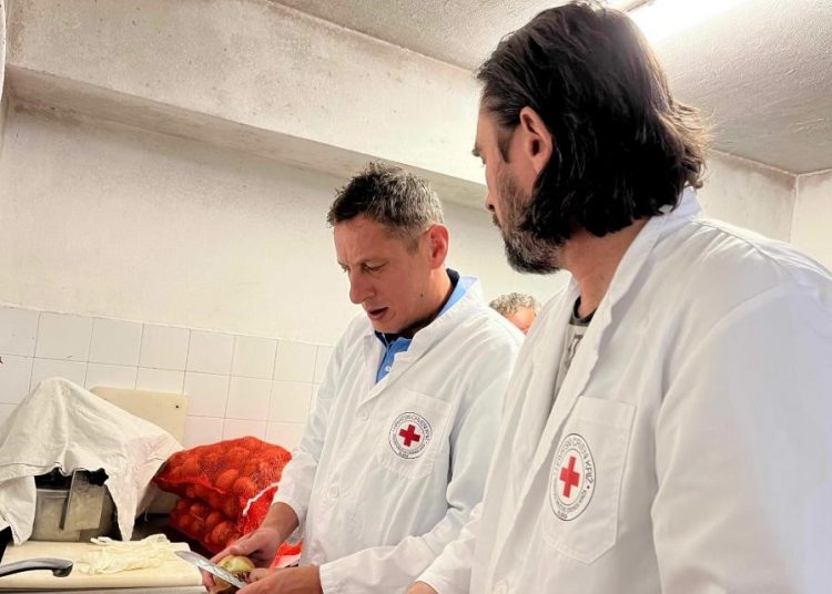 Održan drugi krug humanitarnog projekta “Danas, za vas”: Mirza Džomba rezao kapulu, Alvaro Načinović mrkvu
