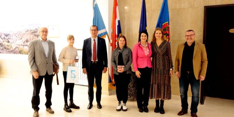 Održan prijem za mladu šahisticu Laru Zagorac – europsku prvakinju u brzopoteznom šahu za djevojčice do 14 godina