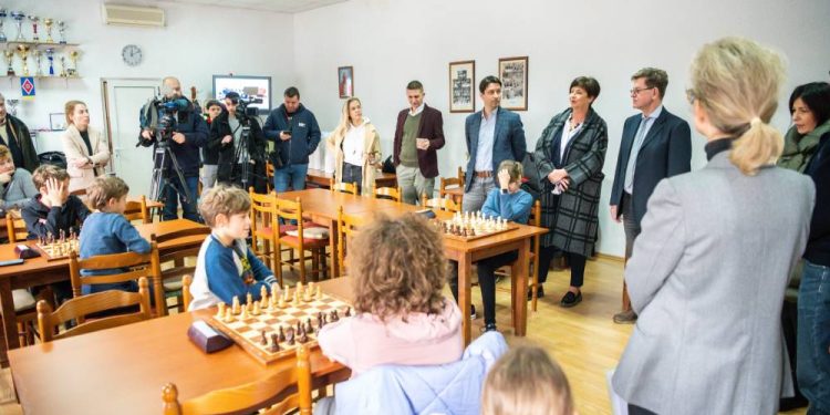 Grobnička šahovska kraljica Lara, za igru na 64 polja ima dara!