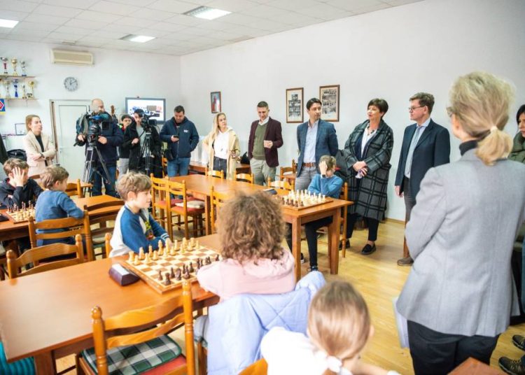 Grobnička šahovska kraljica Lara, za igru na 64 polja ima dara!