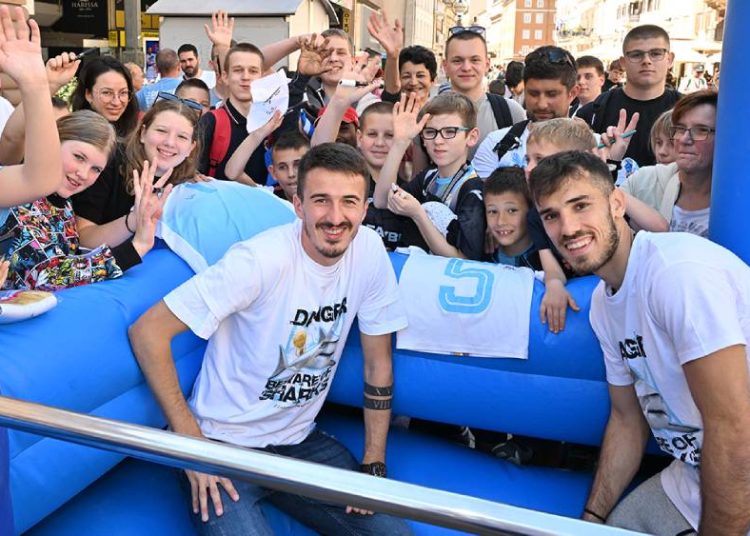 Nogometaši Rijeke družili se s navijačima na Korzu