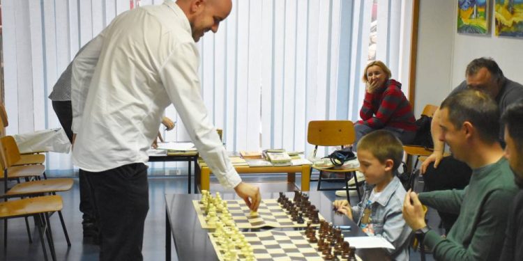 Velemajstor Marin Bosiočić odigrao simultanku u MO Mlaka