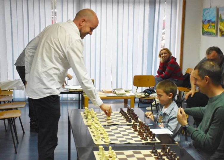 Velemajstor Marin Bosiočić odigrao simultanku u MO Mlaka