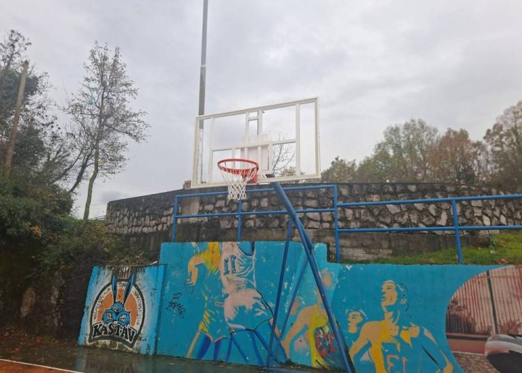 Novi koševi u sportskoj zoni u Kastvu