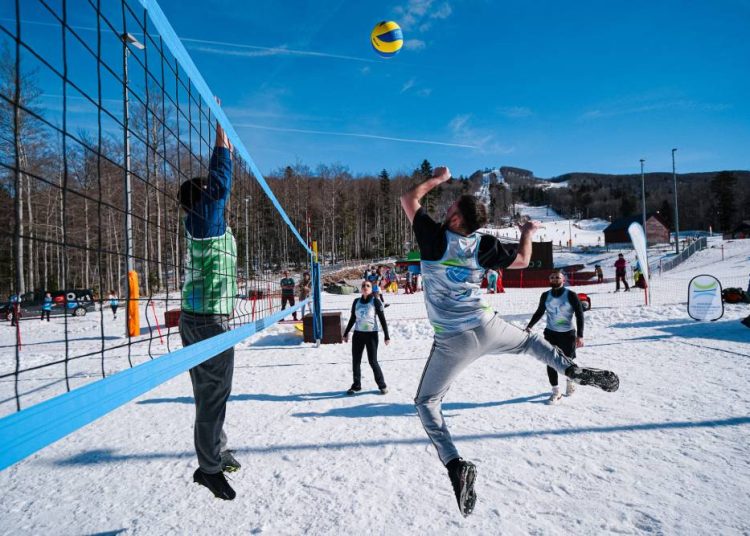 Odbojkaški spektakl na snijegu: Platak okupio rekreativce iz cijele Hrvatske na otvorenju Divlje lige