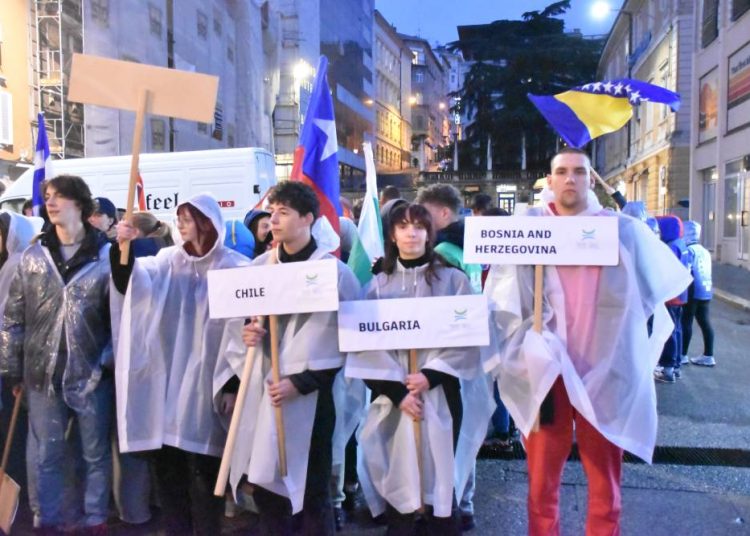 Mladi skijaši iz čitavog svijeta prodefilirali riječkim Korzom