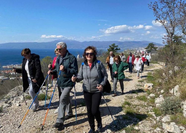 Aktivna nedjelja u Kostreni: osigurani štapovi i stručno vodstvo za sve ljubitelje nordijskog hodanja