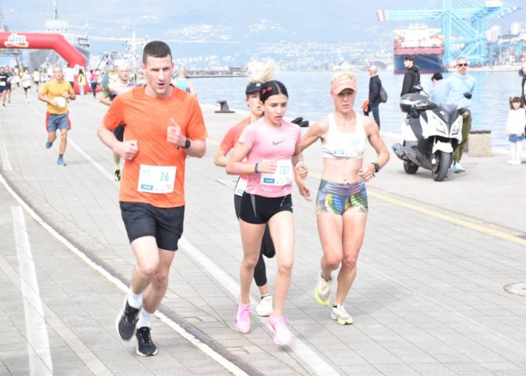 Sterni i Turk pobjednici Molo longo trka: 150 trkača projurilo riječkom šetnicom uz more