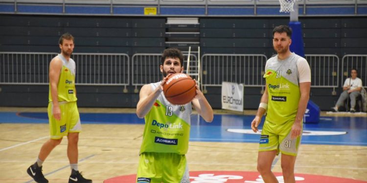 Pobjednički start Zelenih: košarkaši DepoLink Škrljeva nadigrali Omiš u prvoj polufinalnoj utakmici doigravanja