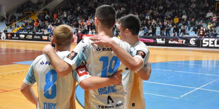 Polufinalna serija doigravanja Rijeke i Novog Vremena u futsalu seli u Makarsku: Bijeli pod Biokovom traže drugu pobjedu