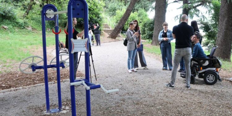 Osobe s invaliditetom u riječkom parku Ponsal dobile spravu za vježbanje i rekreaciju