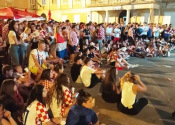 Vatreni u nokaut-fazi: Stotine riječkih navijača burno proslavile prolazak skupine!