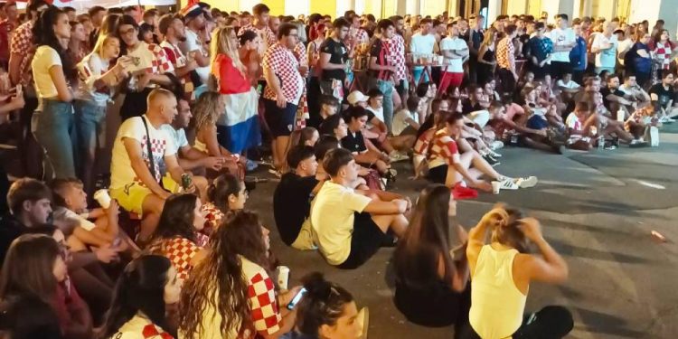 Vatreni u nokaut-fazi: Stotine riječkih navijača burno proslavile prolazak skupine!
