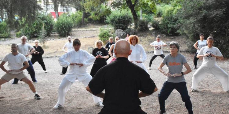 Sport na otvorenom: Brojni rekreativci u parku Mlaka vježbali Chi kung i Tai chi
