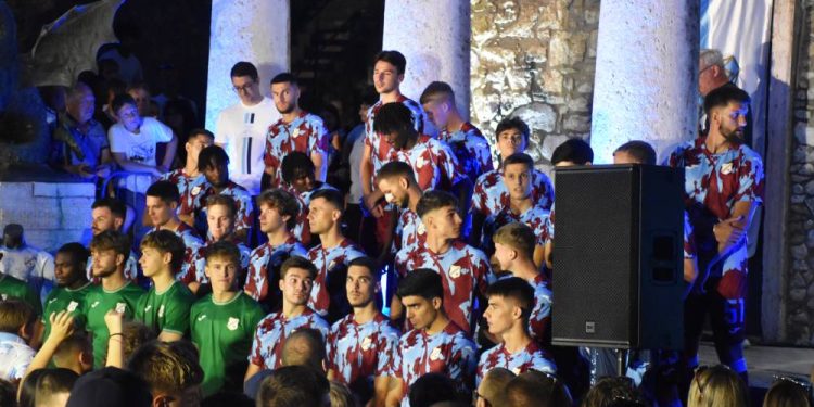 Zagrijavanje za početak sezone: Rijeka na Trsatu predstavila Kekovu momčad i Zigmanove dresove!
