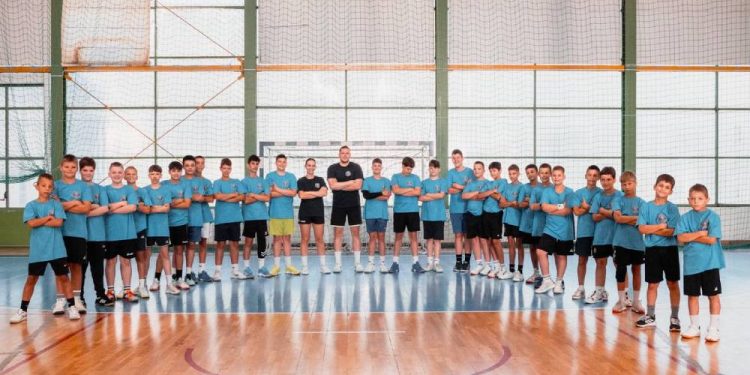 Aktivno sportsko ljeto pod Kotorom: Mladi igrači RK Mornar Dramalj – Crikvenica bruse formu za novu sezonu