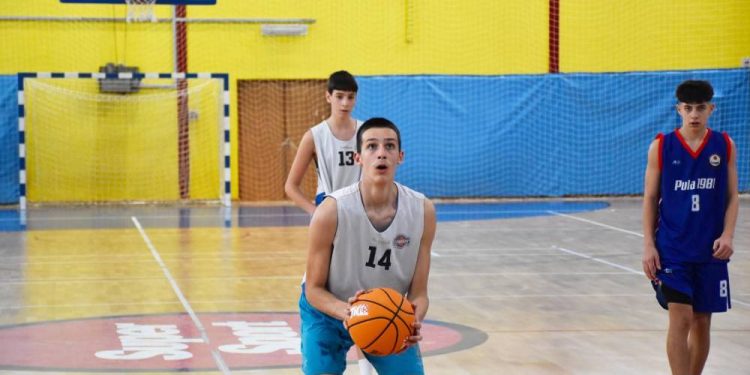 Veliki uspjeh košarkaške U16 reprezentacije: Riječanin Fran Strahija među ključnim igračima za plasman u elitnu diviziju